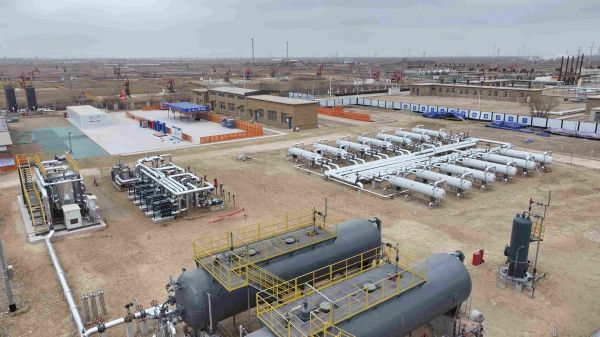 胜利油田创新采用&ldquo;气井高温余热+油井中温余热&rdquo;双热源梯级换热技术，集中提取油气井余热，实现清洁热能高效利用。图为东一联区域供热中心站(1)