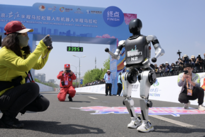 会交流、能干活的机器人是怎样“练”成的？