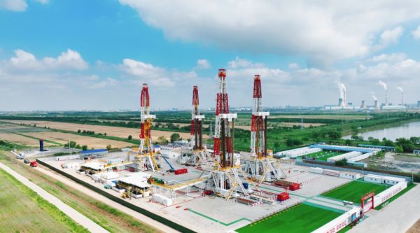 胜利济阳页岩油国家级示范区牛页一区试验井组钻井施工现场