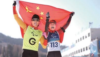 首日双金 中国代表团取得开门红