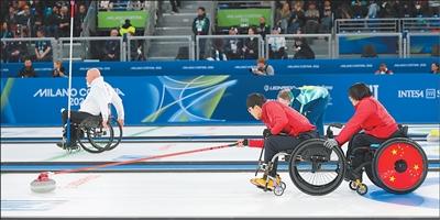 中国队获冬残奥会历史首枚轮椅冰壶混双金牌