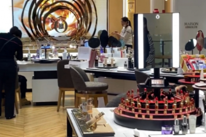 国货美妆，圈粉年轻人