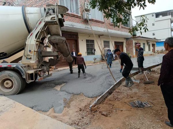 林渌村弄排屯巷道硬化建设中&nbsp;(1)