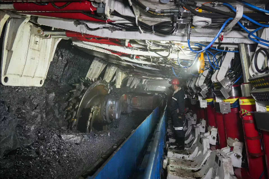 井下工作面设备维护。