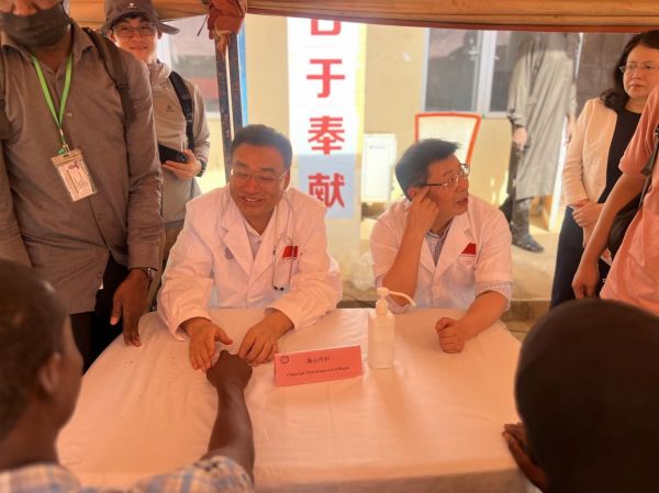 广西壮族自治区卫生健康委员会主任杜振宗（左）、广西医科大学第一附属医院院长郑宝石（右）为当地患者诊疗。