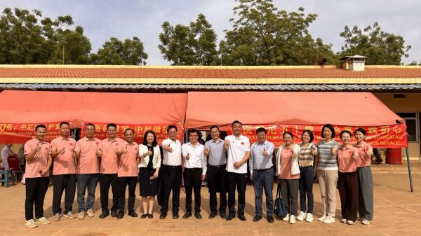 广西卫生健康代表团与中资公司代表、第25批援尼日尔中国医疗队部分队员合影。