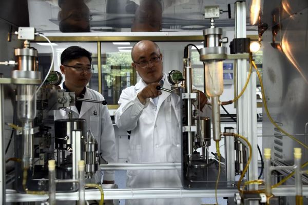 中国石化胜利油田CCUS攻关团队正在开展二氧化碳驱油与封存物理模拟实验。