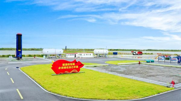 中国石化胜利油田统筹保障国家能源安全和绿色低碳发展，建成投产了我国首个百万吨级CCUS全链条示范工程。图为莱113CCUS生产现场。