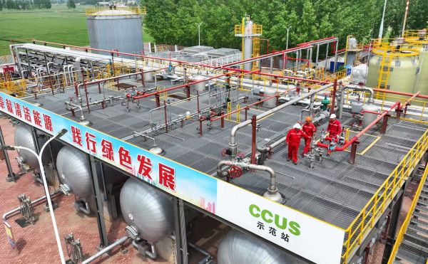 在中国石化胜利油田樊128CCUS注入站，工作人员正检查设备运行情况，保障二氧化碳注入平稳运行。