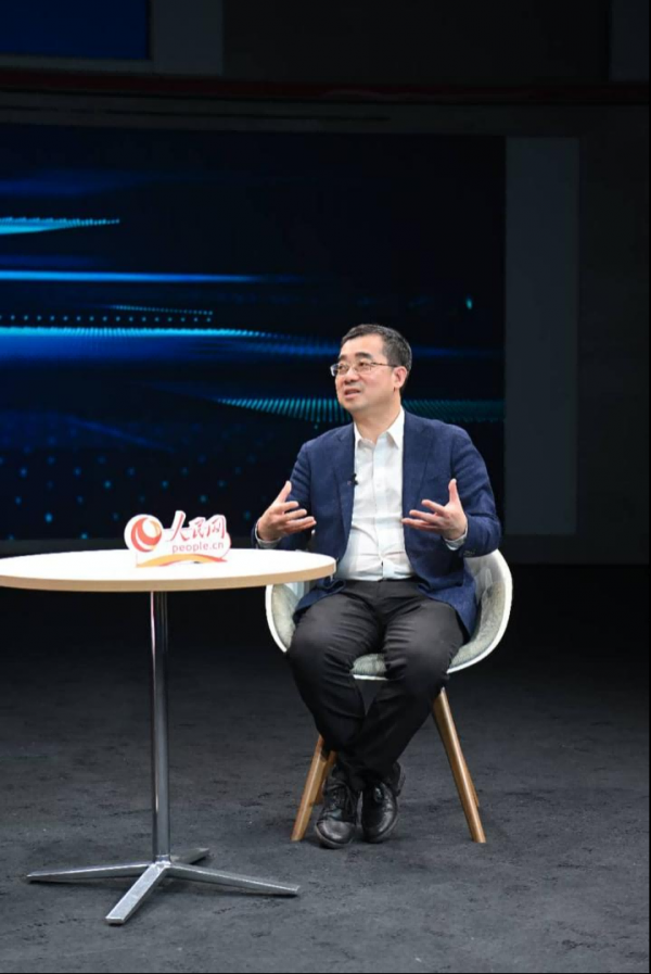 国家数据局数据资源司司长张望做客&ldquo;数据大家谈&rdquo;栏目。  人民网记者 翁奇羽摄(1)