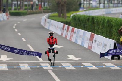 人形机器人马拉松见证中国未来产业奔跑之路