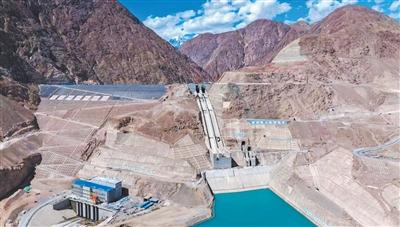 巨坝横卧大漠边