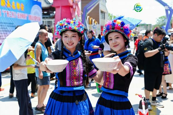 ������������������������ʢװ����ӭ�����Ծƴ�����ͣ����Դ�����磬���������Ž�ͬ�Ļ���������ͼ������Ƽ ��ά�Σ�