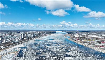 黑龙江上“跑冰排” 