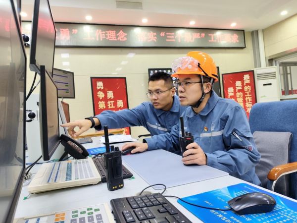 齐鲁石化树脂部员工微调工艺参数保障高压装置稳定运行。刘芳芳摄