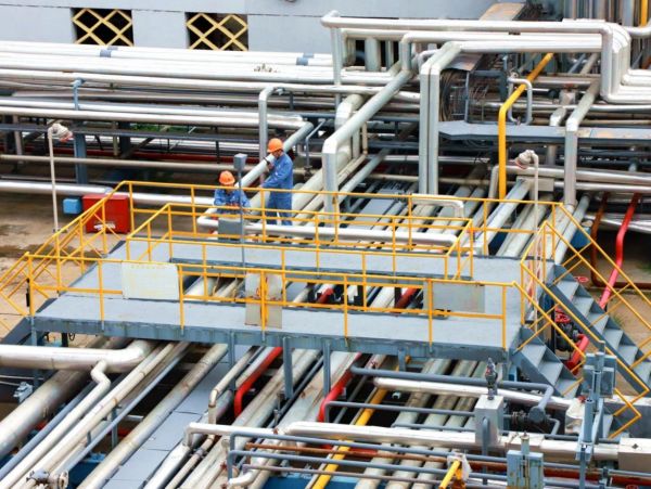 齐鲁石化员工加强巡检，维护在运装置安稳运行。刘芳芳摄