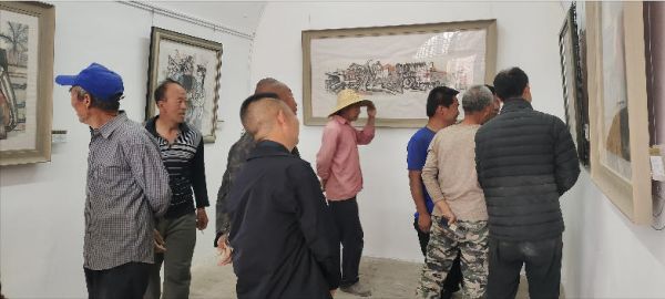 观展群众在临县谢永增孙家沟艺术馆内欣赏美术作品。