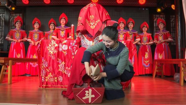 新人在清江画廊景区婚姻登记点领证结婚，图为新人感受土家婚俗。