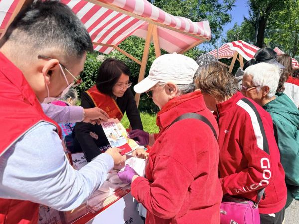 “人道同行 爱满西城”主题宣传活动现场