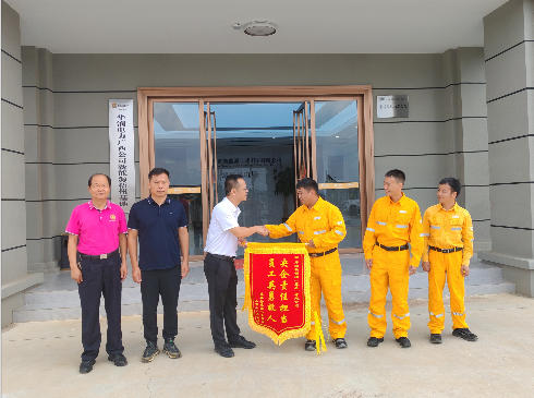 赠送现场锦旗。