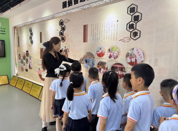 依次观摩特色成果展板。