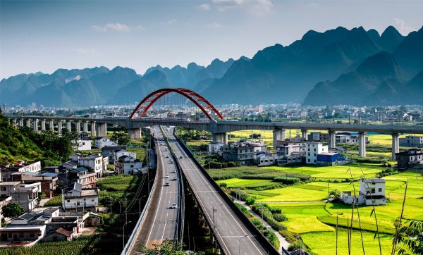图4：贵南高铁、兰海高速、水南二级路过境都安瑶族自治县高岭镇，