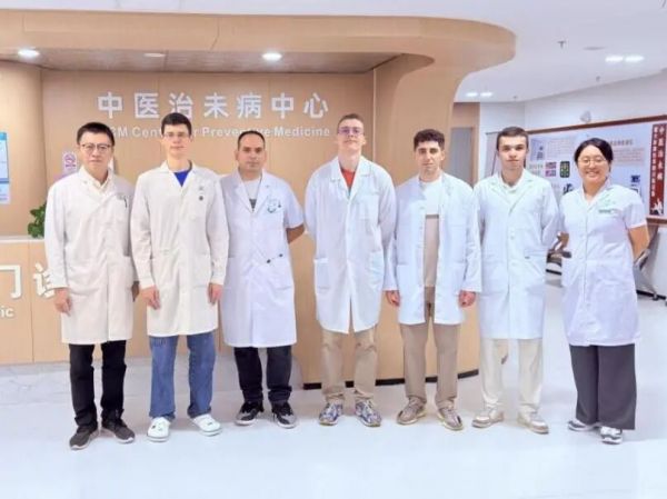 研修学生在中医部见习