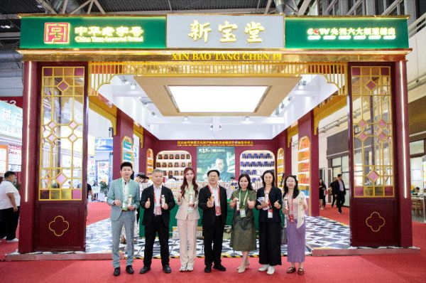 1.客户在新宝堂展位前开心合影。