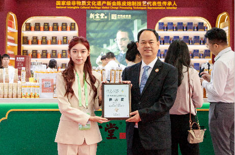 3.主办方给新宝堂颁发供应商牌匾 。