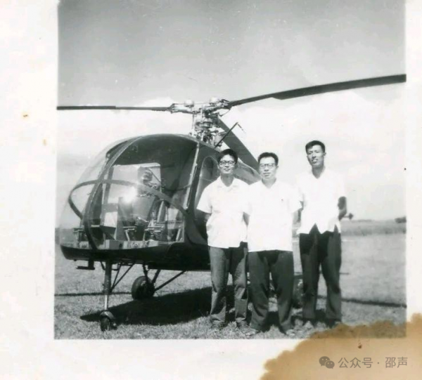 1975年7月延安二号直升机在南京土山机场试飞期间王适存（左二）与试飞队人员合影 图源：南京航空航天大学公众号
