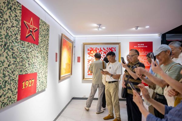 展览现场,观众正在扫码互动。慈城镇供图