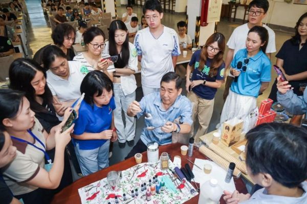 3.青年学员认真学习咖啡拉花技艺。