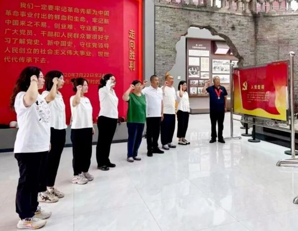 党员在山西国民师范旧址革命活动纪念馆重温入党誓词