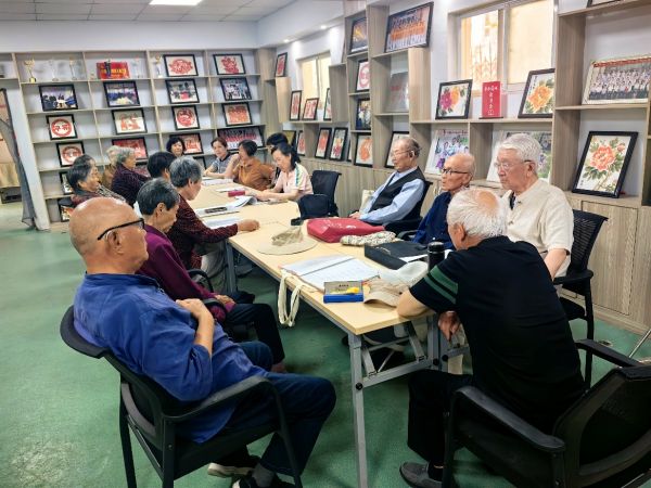 七一社区常态化组织退休党员开展学习分享会现场