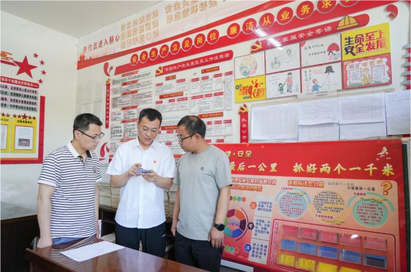 曙光煤矿综掘二队党支部问职工讲解三色卡使用方法。