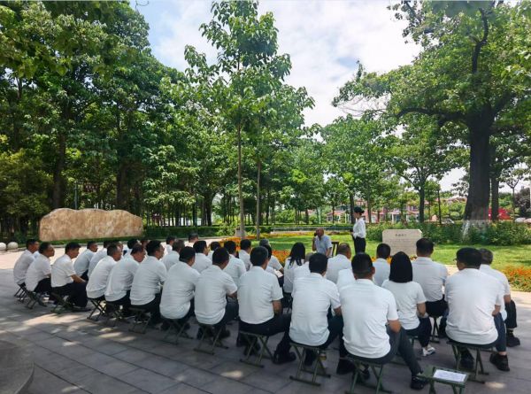 图为焦裕禄干部学院学员们在聆听焦桐的故事。姜明明 摄
