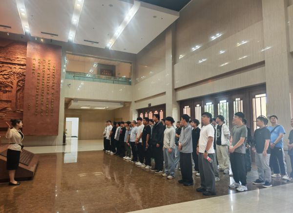 干部群众在兰考县展览馆参观焦裕禄事迹。姜明明 摄
