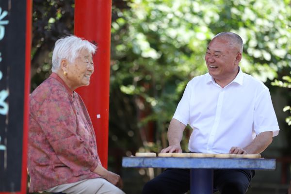 后八里沟村党委书记宋伟和村中老人交流