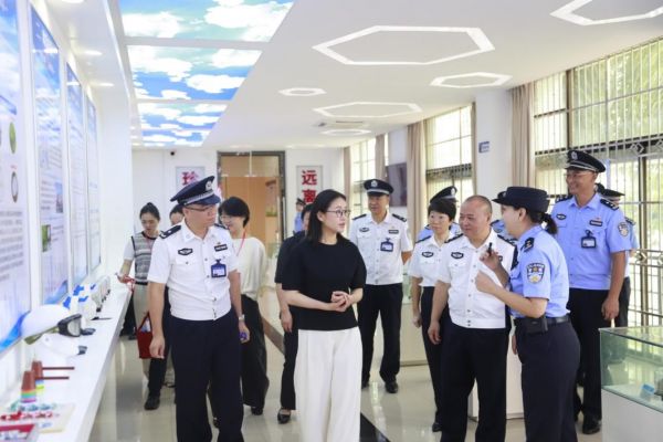 与会人员参观省三戒所教育戒治楼。