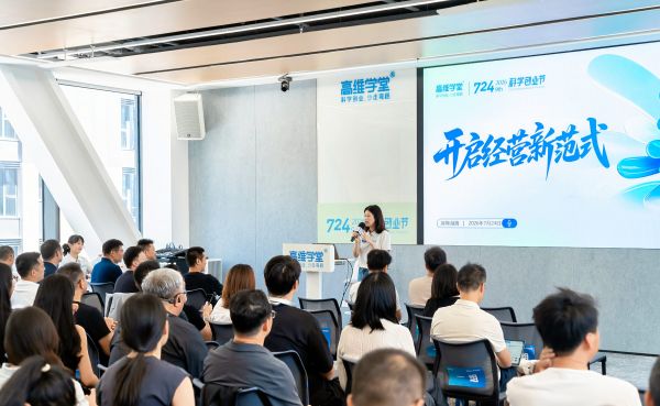 图为会议现场。(1)
