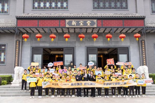 陈柏忠与新会尚雅学校在新宝堂开展非遗研学活动。