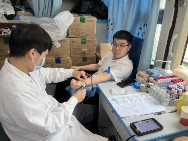 中银保险江西分公司积极参与献血活动
