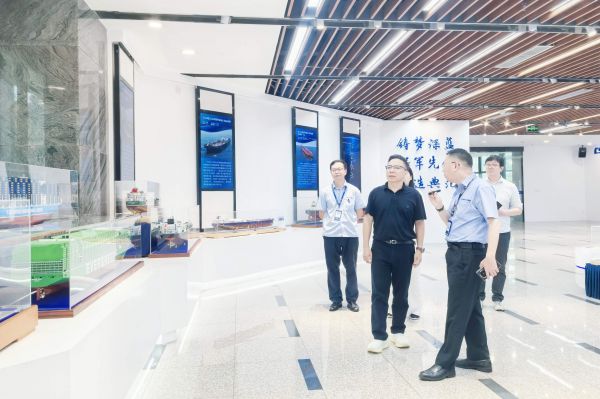人民论坛调研组一行实地走访广船国际企业数字展厅