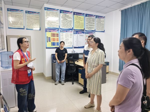 执法检查组深入东盟经开区同行家园社工站了解辖区戒毒管理服务工作情况