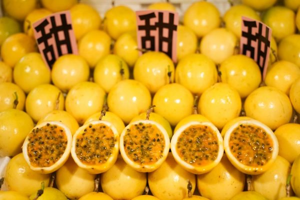 大围山果园基地的百香果日出货量稳定在10吨以上。 闵杉|摄