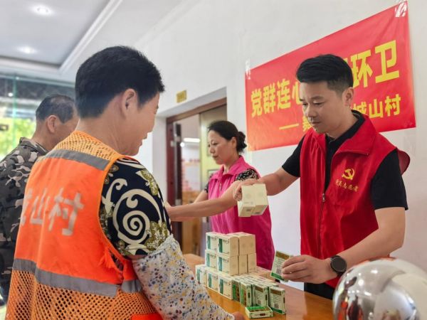 开展为环卫工人夏日送清凉志愿活动