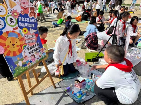 爱心义卖活动现场。