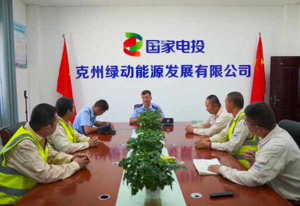 阿图什派出所民警与企业员工代表面对面沟通讨论。