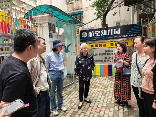 (杨冬梅深入社区为群众排忧解难)