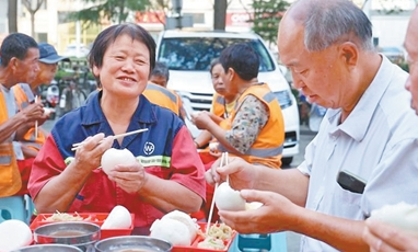 让环卫工人吃上热乎早饭（暖相册）